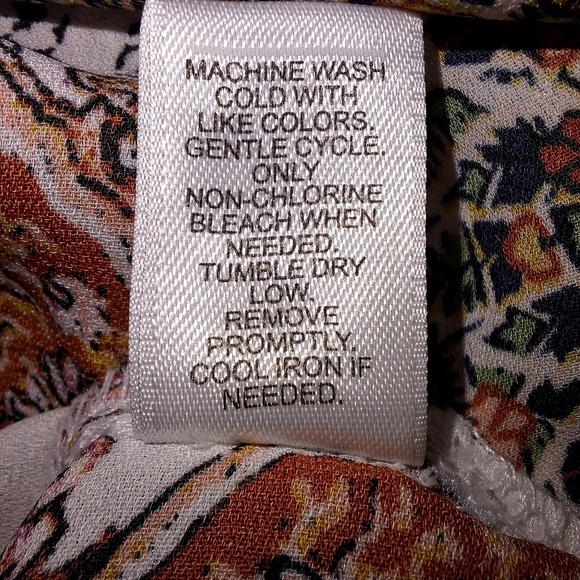 An Est. 1946 long sleeve v-neck paisley semi-sheer boho blouse in a size 22-24W. - Picture 5 of 5